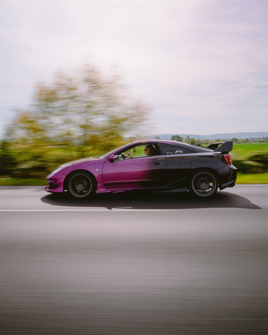 Toyota Celica Pink-Schwarz in voller Fahrt — Karosserieumbau Smart Repair Buschel