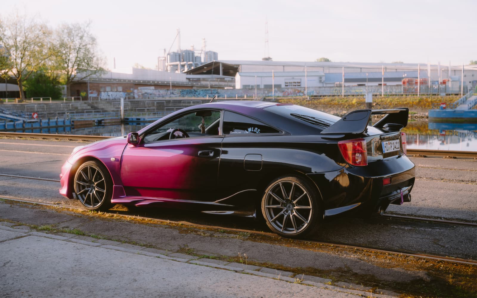Toyota Celica Pink-Schwarz Seitenansicht mit komplettem Bodykit