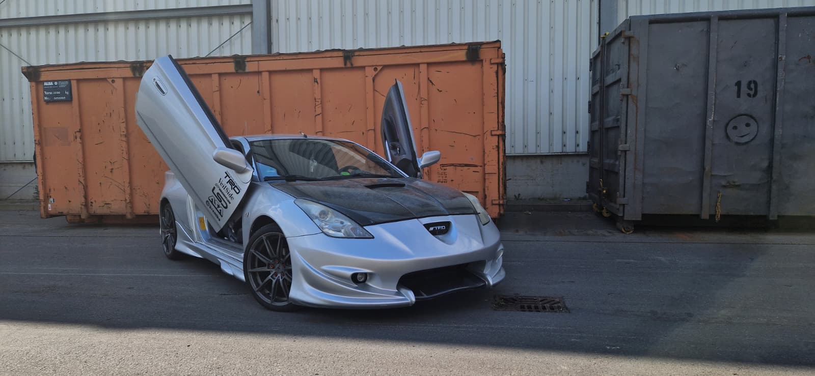 Toyota Celica Silber mit Bodykit und Flügeltüren — Frontansicht