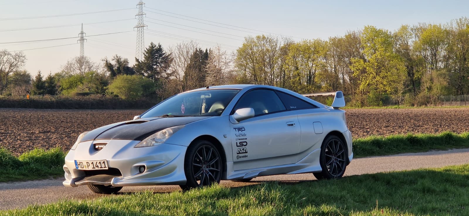 Toyota Celica Silber auf Landstraße — Ganzlackierung Ergebnis