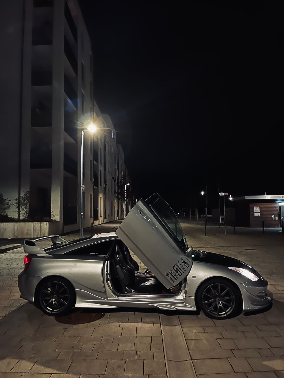 Toyota Celica Silber bei Nacht mit offener Flügeltür — Showcar