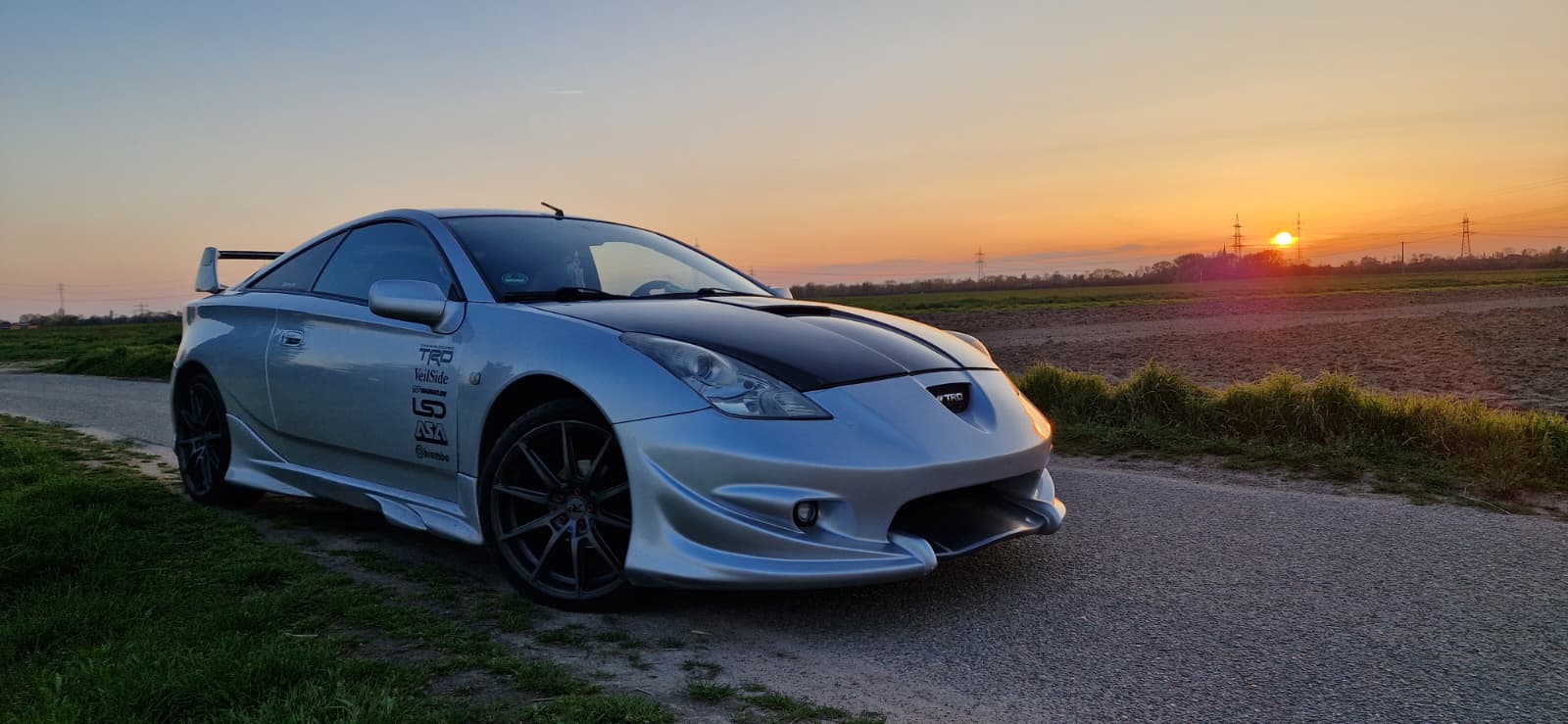Referenzprojekt von Smart Repair Buschel — Toyota Celica Ganzlackierung mit Bodykit bei Sonnenuntergang