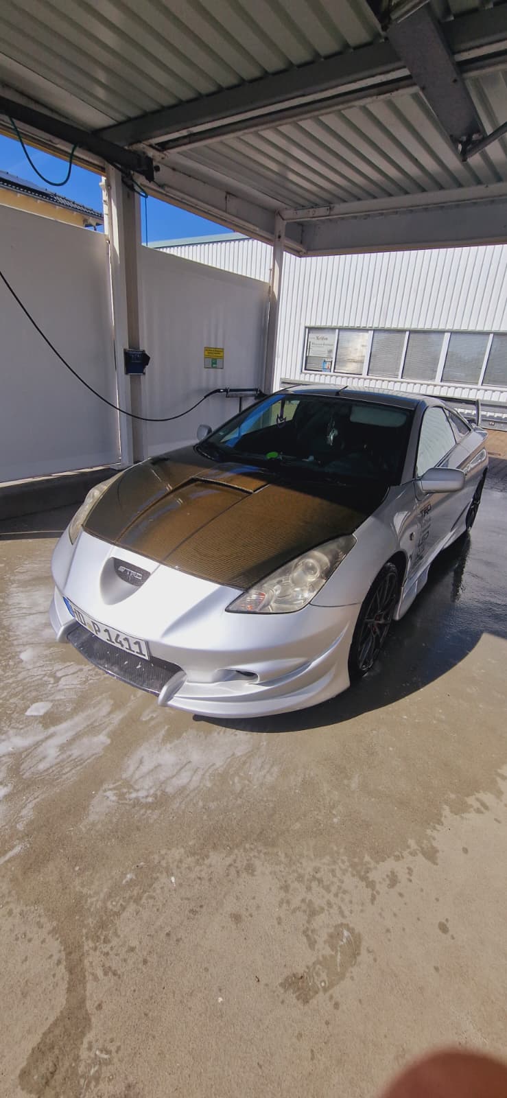 Fahrzeug nach Unfallinstandsetzung und Neulackierung