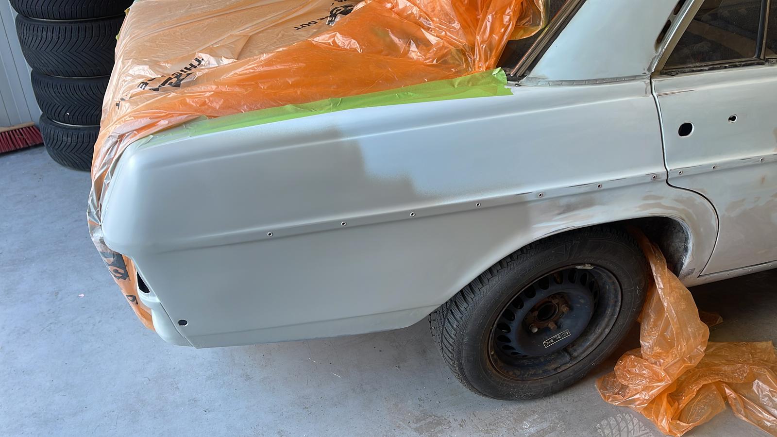Kotflügel grundiert und abgeklebt — Lackvorbereitung Smart Repair Buschel