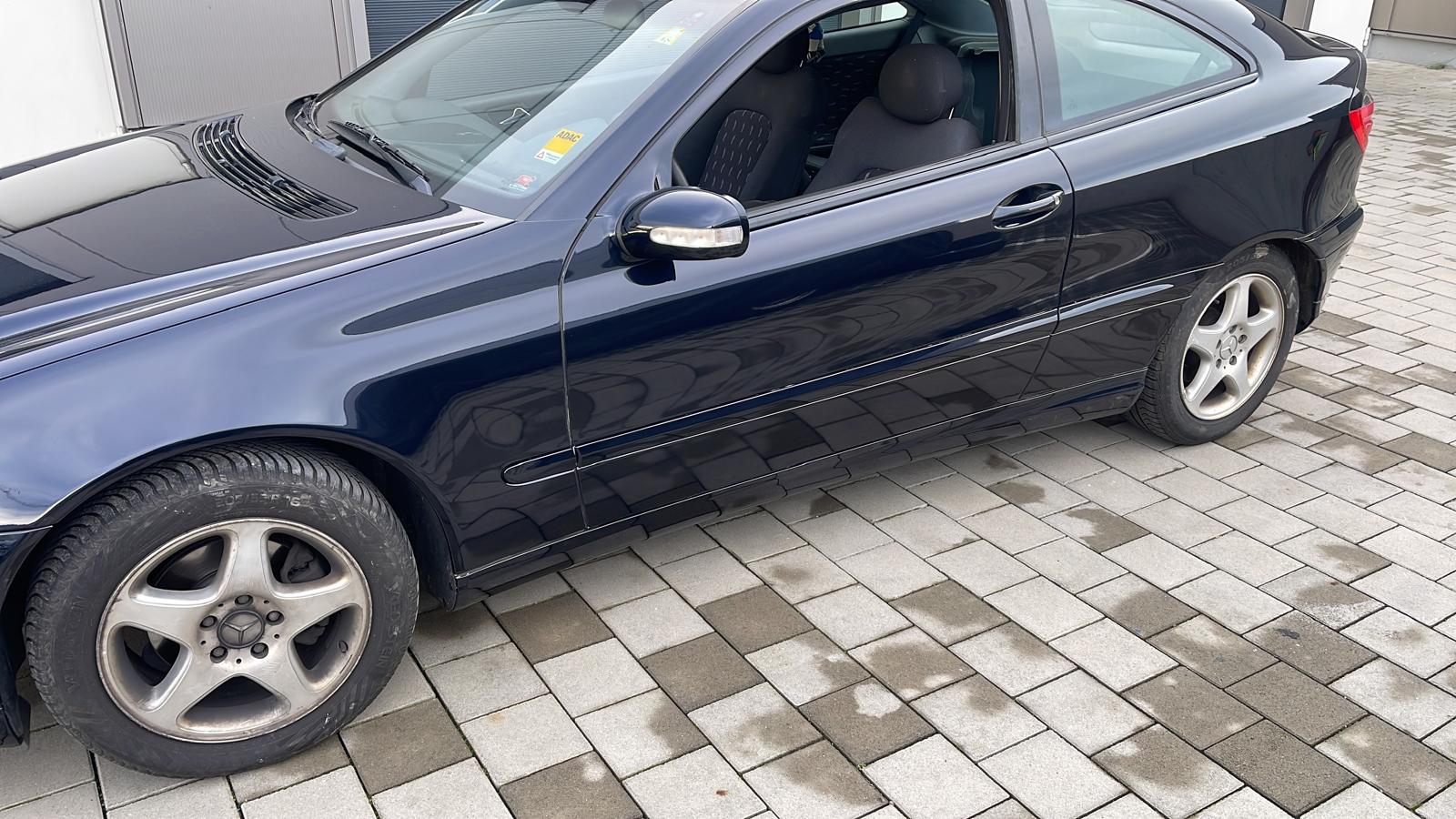 Mercedes C-Klasse Sportcoupé nach der Ganzlackierung in Dunkelblau — perfektes Ergebnis