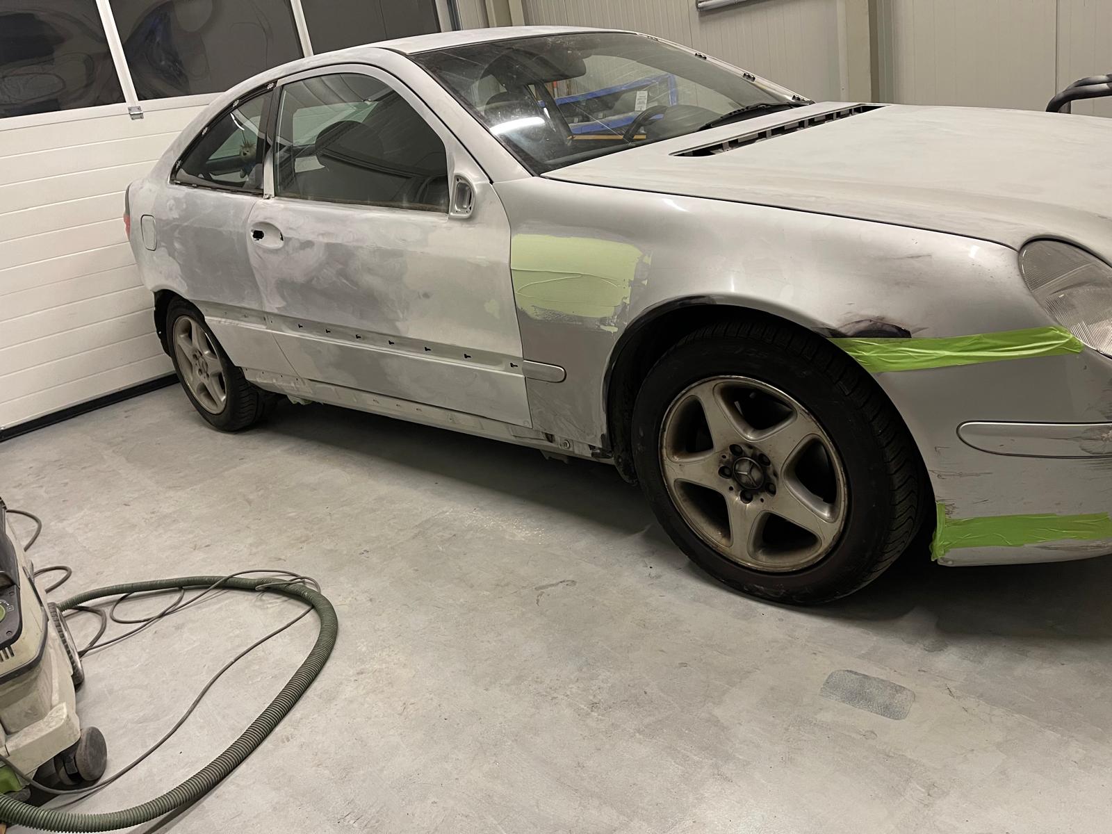 Mercedes C-Klasse in der Werkstatt von Smart Repair Buschel — Vorbereitung zur Ganzlackierung