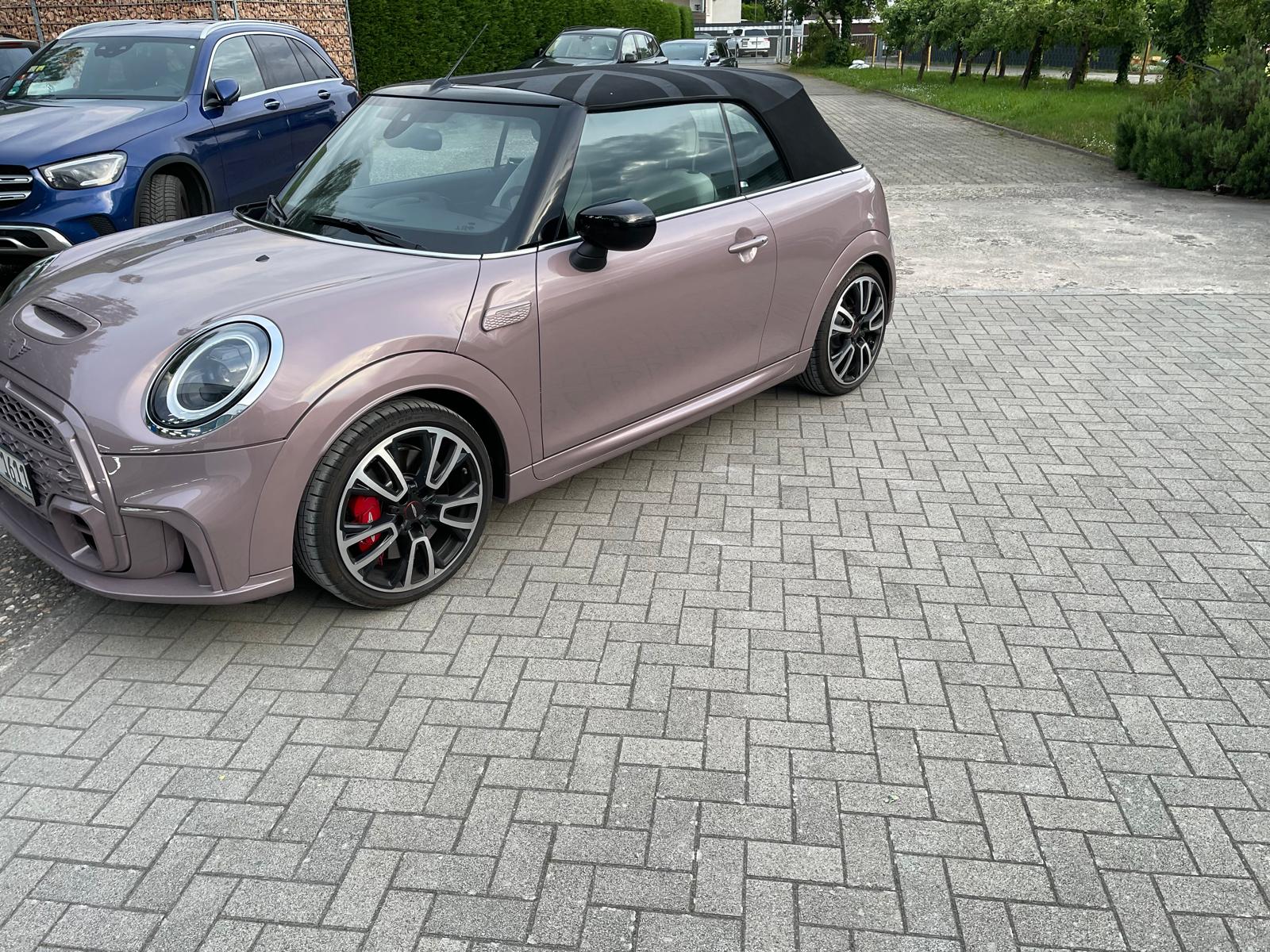 Mini Cooper JCW Cabrio in Rosé-Lackierung — Farbwechsel Ganzlackierung