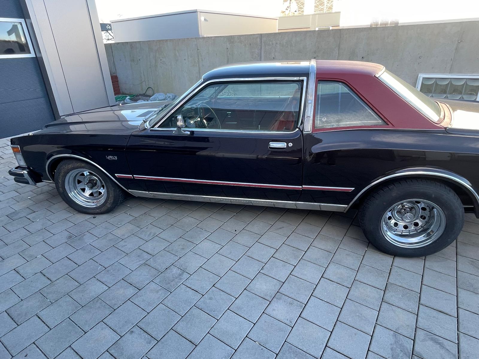 Schwarzer Oldtimer mit Zierstreifen — Ganzlackierung und Aufarbeitung